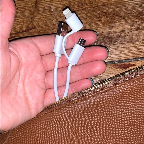 Adrienne Vittadini Clutch w/ portable charger - Picture 5 of 6